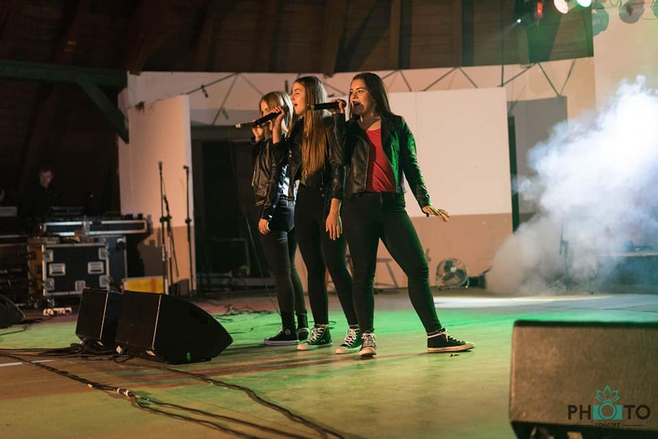 III Jaworzański Festiwal Młodzieżowy, na scenie stoją 3 młode kobiety z mikrofonami w dłoniach